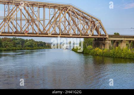 Eiserne Transportbrücke vor dem Hintergrund eines strahlend blauen Himmels Stockfoto