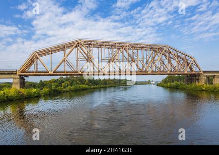 Eiserne Transportbrücke vor dem Hintergrund eines strahlend blauen Himmels Stockfoto