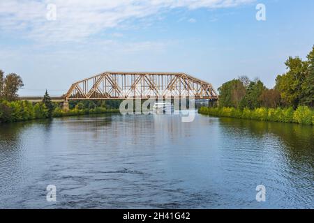 Eiserne Transportbrücke vor dem Hintergrund eines strahlend blauen Himmels Stockfoto