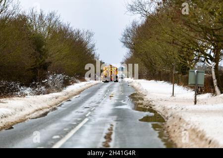 Woodbridge Suffolk UK Februar 09 2021: Ein gemeinderaumwagen mit einem großen Schneepflug, der ländliche Landstraßen freilegt, die von sn blockiert wurden Stockfoto