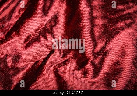 Abstrakt rot rosa creasy Samt Stoff Hintergrund Textur. Schöne luxuriöse Stoff für Vorhänge, Vorhänge, Bettbezug, Liebe Valentinstag Hintergrund. Stockfoto