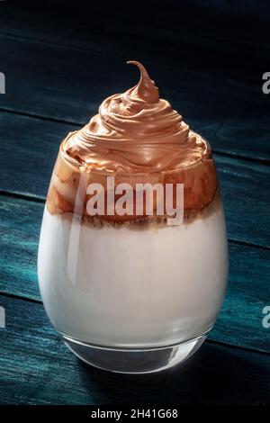 Dalgona kalter Kaffee. Koreanisches Getränk mit Instantkaffee und Creme Stockfoto