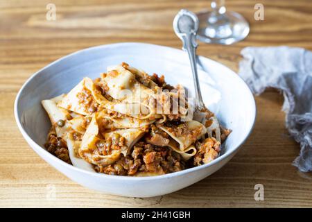 Hausgemachte Pasta mit veganem Linsenragu Stockfoto