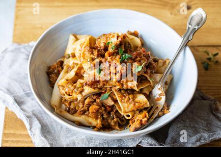 Hausgemachte Pasta mit veganem Linsenragu Stockfoto