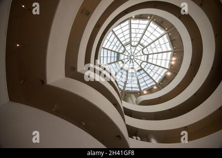 Atrium und Treppen im berühmten Guggenheim Museum in New York, USA Stockfoto