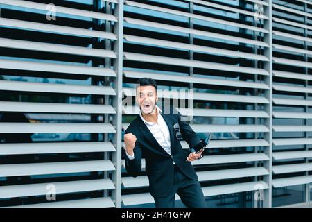 Arabisch Kerl in Business Center steht lächelnd Stockfoto