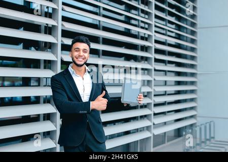 Arabisch Kerl in Business Center steht lächelnd Stockfoto