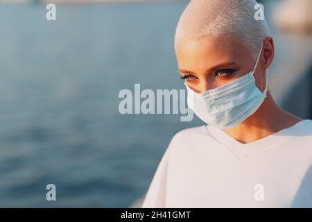 Millenial junge Frau blond kurze Haare im Freien lächelnd Porträt. Stockfoto