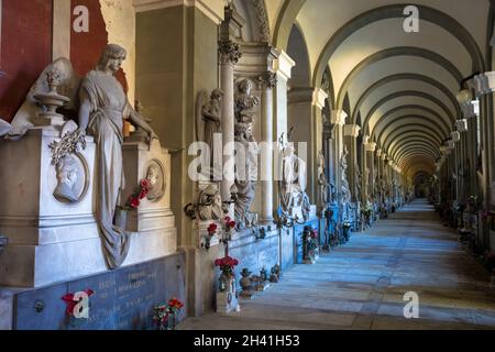 Korridor mit alten Gräbern - Anfang 1800 - befindet sich in Genua Friedhof - Italien Stockfoto