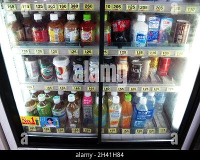 Sortiment Vielfalt kalte Softdrinks Getränkeprodukte für Japaner und  ausländische Reisende wählen Lebensmittel Getränke im 24-Stunden-Geschäft  in Ky kaufen Stockfotografie - Alamy