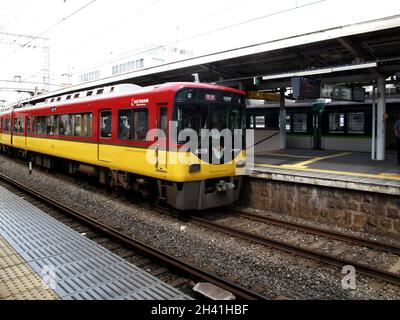 Japanische Menschen und ausländische Reisende Passagiere nutzen Service Reise mit Lokomotive Zug in Fushimi - Inari Bahnhof für Reise besuchen Schrein A Stockfoto