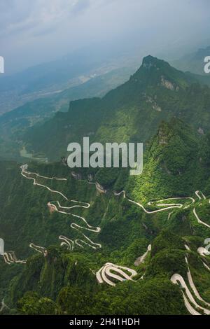 Berge Straße in Tianmenshan Naturpark - China Stockfoto