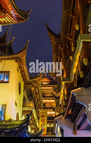 Shanghai, China - 22. Mai 2018: Alte Straße in der Nähe des Yuyuan-Gartens (Garten des Glücks) im Zentrum von Shanghai Stockfoto