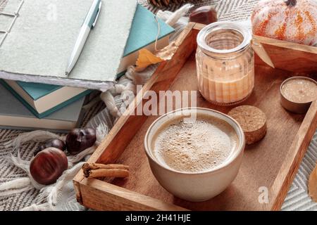Hygge. Stillleben im Herbst mit Kaffee und Kerzen in einem Holztablett Stockfoto
