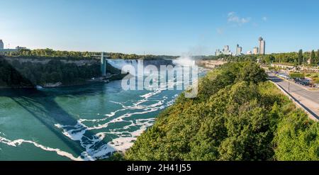 Berühmte Niagarafälle an einem sonnigen Tag von der kanadischen Seite Stockfoto