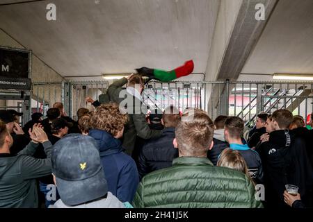 NIJMEGEN, NIEDERLANDE – OKTOBER 31: Fans Fans, die das Spiel auf einem Bildschirm direkt unter dem Stadion beobachten oder das Spiel durch einige Zäune während des niederländischen Eredivisie-Spiels zwischen N.E.C. und dem FC Groningen am 31. Oktober 2021 im Goffertpark in Nijmegen, Niederlande (Foto: Broer van den Boom/Orange Picts) Quelle: Orange Pics BV/Alamy Live News Stockfoto