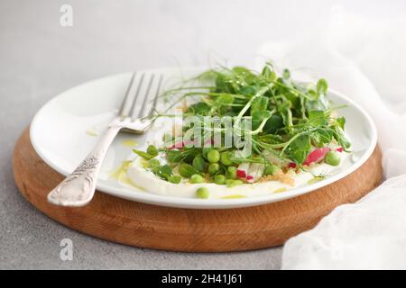 Veganer gesunder Salat aus mikrogrünen Sprossen Erbsen Stockfoto
