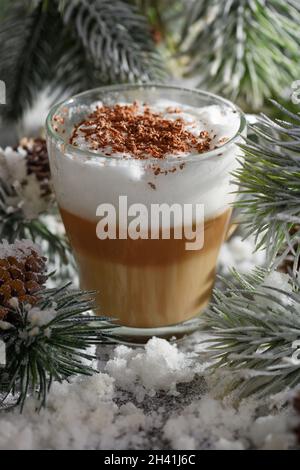 Weihnachtlicher Latte Macchiato Stockfoto