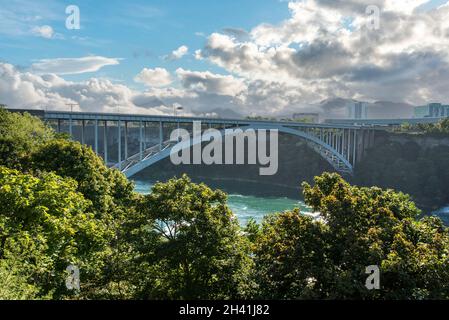 Rainbow International Bridge an den Niagarafällen von der kanadischen Seite Stockfoto