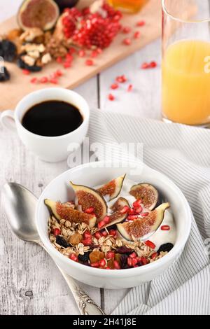 Frühstück. Müsli mit Haferflocken, Feigen und getrockneten Früchten Stockfoto