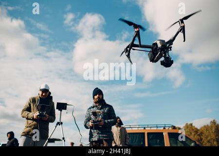 Man Pilot Controlling Quadcopter Drohne mit Fernbedienung Pad Stockfoto