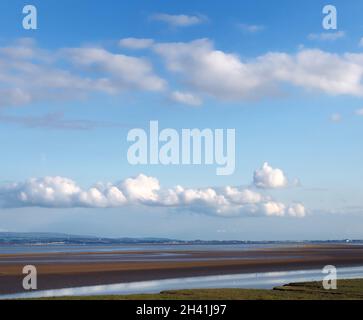 Blick über die Morcambe Bay von grange über den Sand in cumbria mit dem südlichen Seengebiet in der Ferne Stockfoto