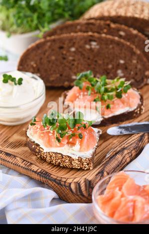 Microgreen Lachs-Sandwich Stockfoto