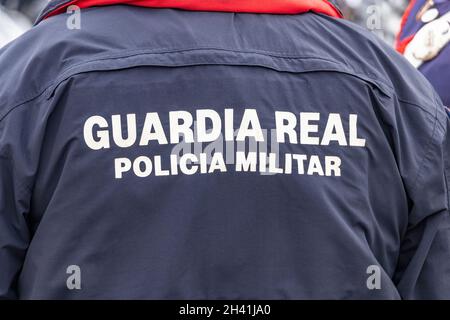 Rückseite der Uniform der Militärpolizei der Kaisergarde mit dem Text „Guardia Real Policia Militar“, der die Militärpolizei der Kaisergarde bedeutet Stockfoto