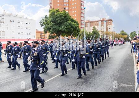 Huelva, Spanien - 30. Oktober 2021: Parade der spanischen Kaisergarde durch die Andalusische Allee, Huelva, Spanien Stockfoto