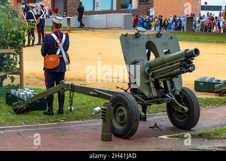 Huelva, Spanien - 30. Oktober 2021: Begrüßung der Kanone der spanischen Kaisergarde in der Andalusischen Allee, Huelva, Spanien Stockfoto