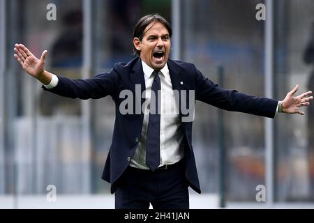 Mailand, Italien. Oktober 2021. Simone Inzaghi, Chefcoach des FC Internazionale, reagiert während des Fußballspiels der Serie A zwischen dem FC Internazionale und Udinese Calcio. Kredit: Nicolò Campo/Alamy Live Nachrichten Stockfoto