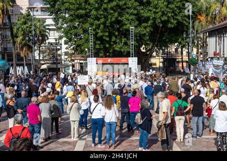 Huelva, Spanien - 24. Oktober 2021: Menschen bei einer Demonstration für die öffentliche Gesundheit Stockfoto