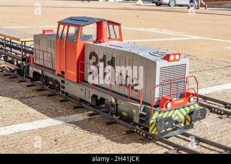 Modell eines 50 ' Dieselzugs bei einer Ausstellung von Modelleisenbahnen. Makrofotografie mit geringer Schärfentiefe Stockfoto