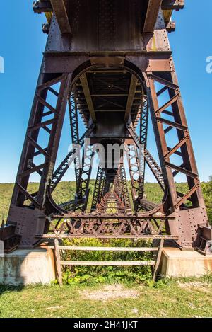 Zerstörte die historische Kinzua-Eisenbahnbrücke, nachdem ein Tornado durch Pennsylvania, USA, gefahren war Stockfoto