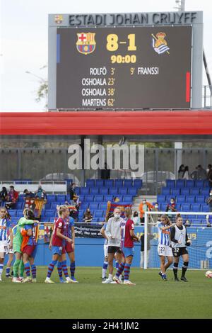 Barcelona, Spanien. Oktober 2021. Barcelona, Spanien, 31. Oktober 2021: Barcelona-Spieler feiern das Ende des Spiels während des Primera Iberdrola-Spiels zwischen Barcelona und Real Sociedad im Johan Cruyff-Stadion in Barcelona, Spanien. Rafa Huerta/SPP Credit: SPP Sport Press Photo. /Alamy Live News Stockfoto