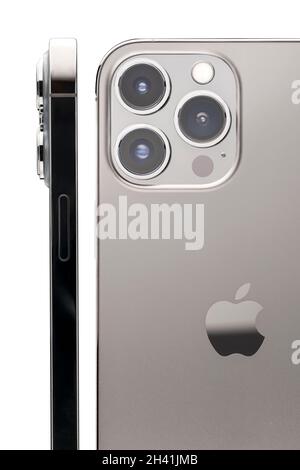 Neues Telefon Apple iPhone 13 ProMax Telefon ist grau auf einem weißen Hintergrund, in Profil und Vollfläche, drei Foto-Kameras Makro Weitwinkel und ultra breit an Stockfoto