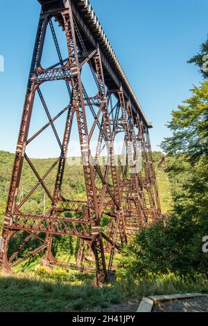 Zerstörte die historische Kinzua-Eisenbahnbrücke, nachdem ein Tornado durch Pennsylvania, USA, gefahren war Stockfoto