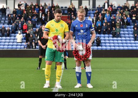 OLDHAM, GROSSBRITANNIEN. 30. OKTOBER: Dion Conroy von Swindon Town und Oldham Athletic erinnern sich an Carl Piergianni während des Sky Bet League 2-Spiels zwischen Oldham Athletic und Swindon Town im Boundary Park, Oldham, am Samstag, den 30. Oktober 2021. (Kredit: Eddie Garvey | MI Nachrichten) Kredit: MI Nachrichten & Sport /Alamy Live Nachrichten Stockfoto