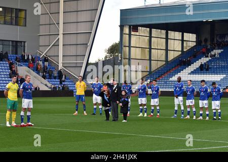 OLDHAM, GROSSBRITANNIEN. 30. OKTOBER Oldham Athletic erinnert sich während des Sky Bet League 2-Spiels zwischen Oldham Athletic und Swindon Town im Boundary Park, Oldham, am Samstag, den 30. Oktober 2021. (Kredit: Eddie Garvey | MI Nachrichten) Kredit: MI Nachrichten & Sport /Alamy Live Nachrichten Stockfoto