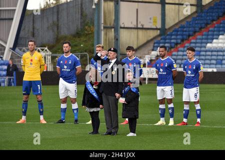 OLDHAM, GROSSBRITANNIEN. 30. OKTOBER Oldham Athletic erinnert sich während des Sky Bet League 2-Spiels zwischen Oldham Athletic und Swindon Town im Boundary Park, Oldham, am Samstag, den 30. Oktober 2021. (Kredit: Eddie Garvey | MI Nachrichten) Kredit: MI Nachrichten & Sport /Alamy Live Nachrichten Stockfoto