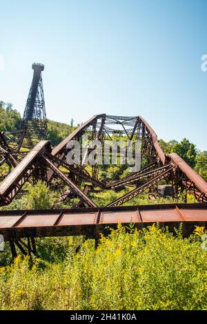 Zerstörte die historische Kinzua-Eisenbahnbrücke, nachdem ein Tornado durch Pennsylvania, USA, gefahren war Stockfoto