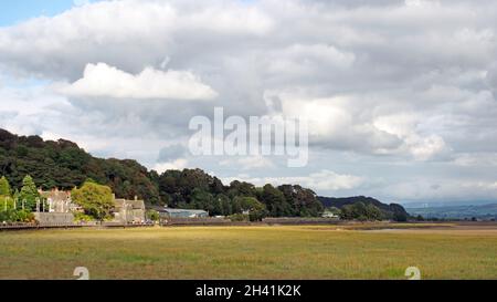 Blick auf grange über Sand in cumbria mit dem Bahnhof und den Stadtgebäuden Stockfoto