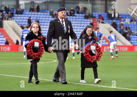 OLDHAM, GROSSBRITANNIEN. 30. OKTOBER Oldham Athletic erinnert sich während des Sky Bet League 2-Spiels zwischen Oldham Athletic und Swindon Town im Boundary Park, Oldham, am Samstag, den 30. Oktober 2021. (Kredit: Eddie Garvey | MI Nachrichten) Kredit: MI Nachrichten & Sport /Alamy Live Nachrichten Stockfoto