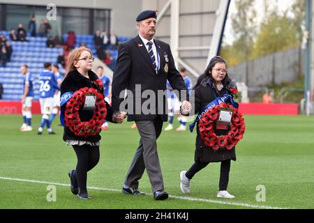 OLDHAM, GROSSBRITANNIEN. 30. OKTOBER Oldham Athletic erinnert sich während des Sky Bet League 2-Spiels zwischen Oldham Athletic und Swindon Town im Boundary Park, Oldham, am Samstag, den 30. Oktober 2021. (Kredit: Eddie Garvey | MI Nachrichten) Kredit: MI Nachrichten & Sport /Alamy Live Nachrichten Stockfoto