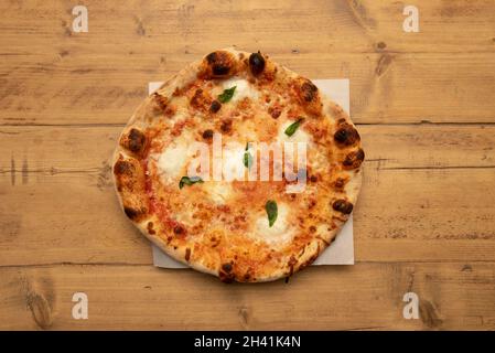 Typische neapolitanische margherita Pizza mit Büffelkäse aus Tomaten, Mozzarella, frischem Basilikum, Salz und Öl. Stockfoto