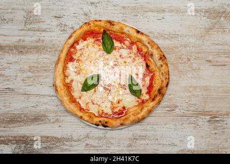 Typische neapolitanische margherita Pizza mit Tomaten, Mozzarella-Käse, frischem Basilikum, Salz und Öl. Stockfoto