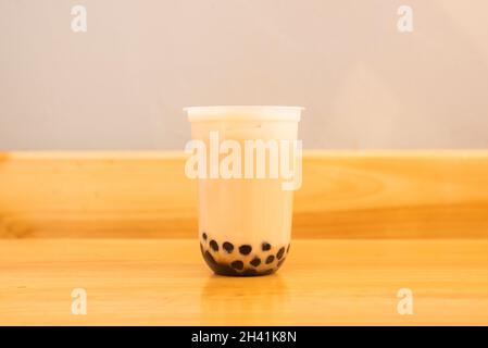 Schwarzer Tee mit Blasen oder Perlen, auch bekannt für seinen Bubble Tea in Englisch oder auch als boba, ist ein süßes Teegetränk, das in Taiwan erfunden wurde. Stockfoto
