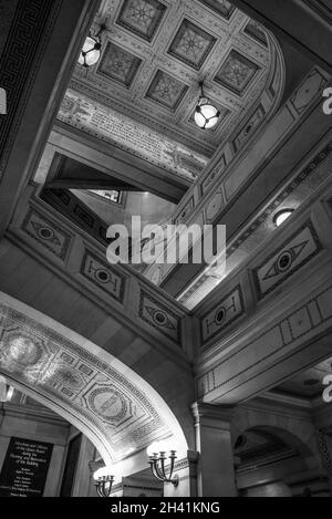 Mehrere Treppen in einem alten Gebäude in Chicago, USA Stockfoto