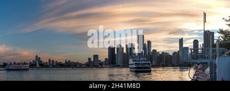 Sonnenuntergang über der Skyline von Chicago, vom Navy Pier, USA Stockfoto