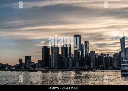 Sonnenuntergang über der Skyline von Chicago, vom Navy Pier, USA Stockfoto